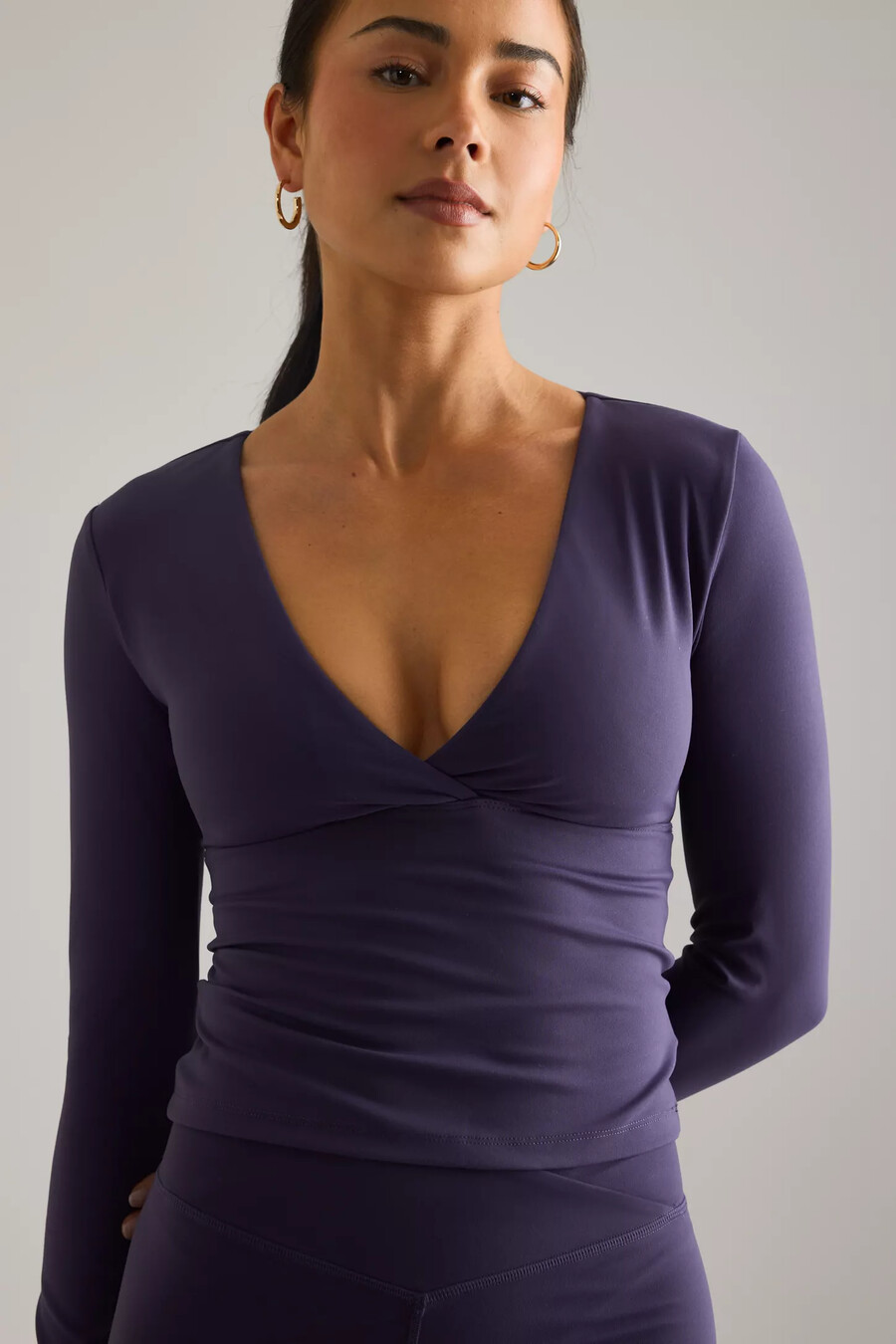 top de manga larga con cuello en v tala dayflex