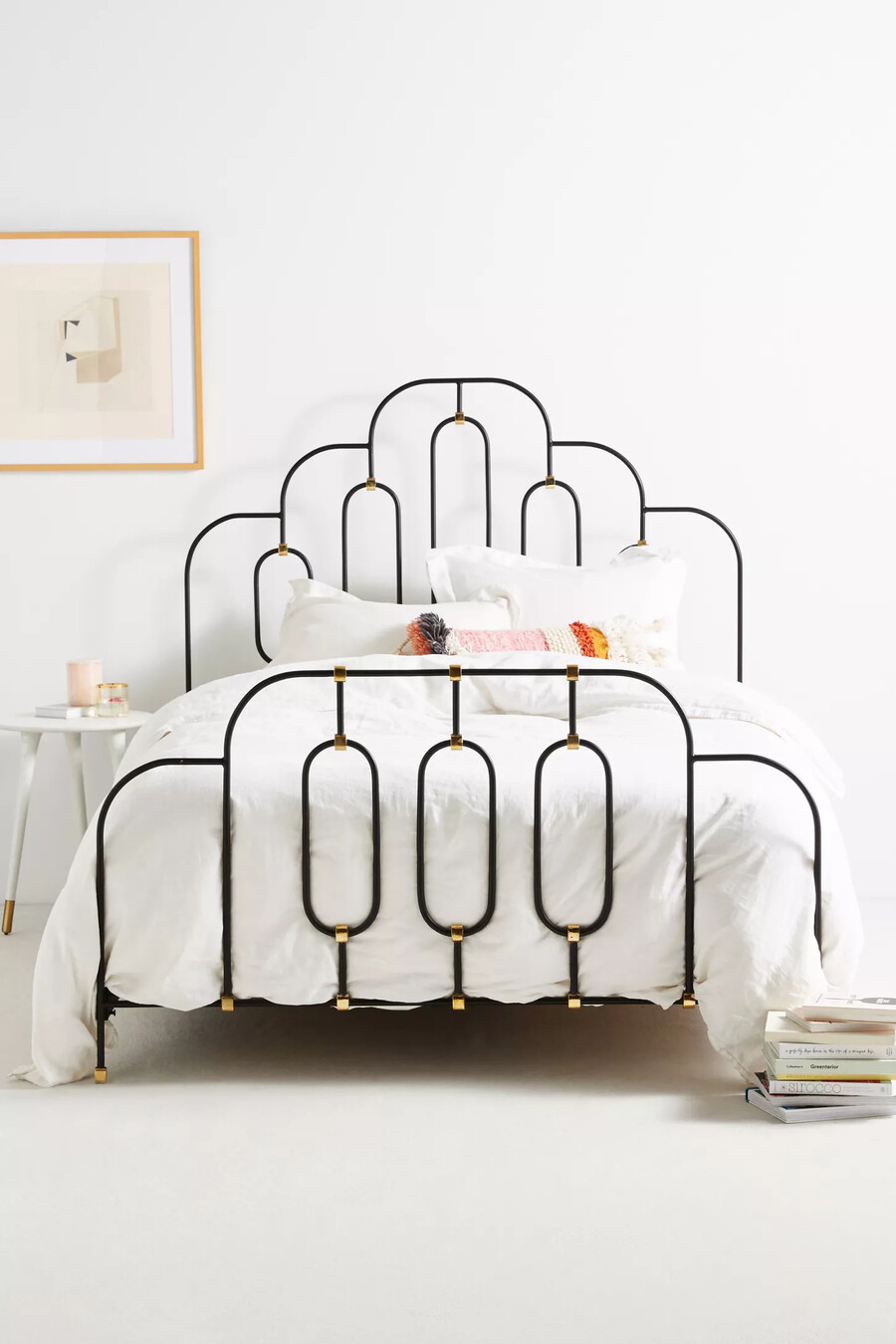 cama king size con decoración de hierro