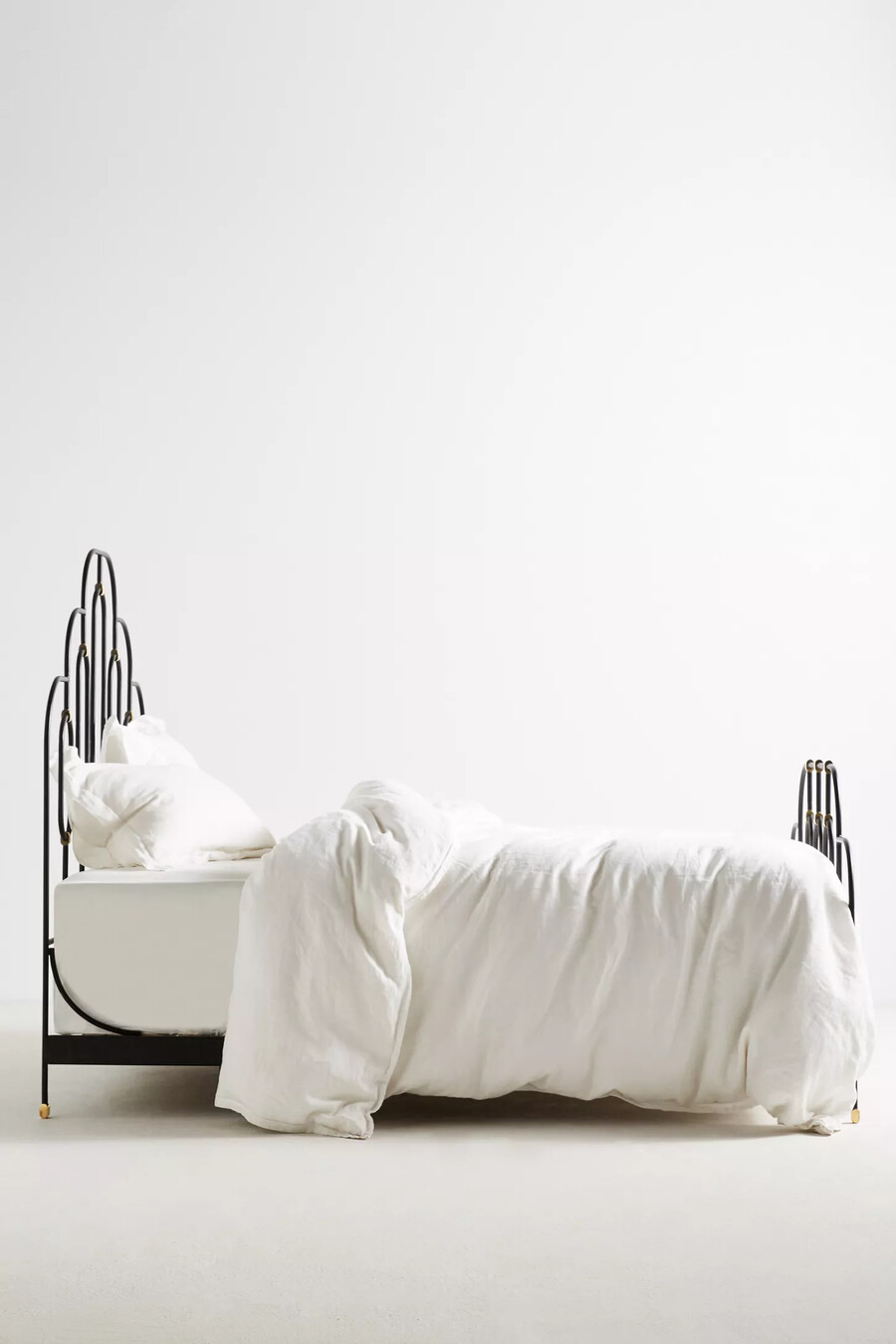 cama king size con decoración de hierro