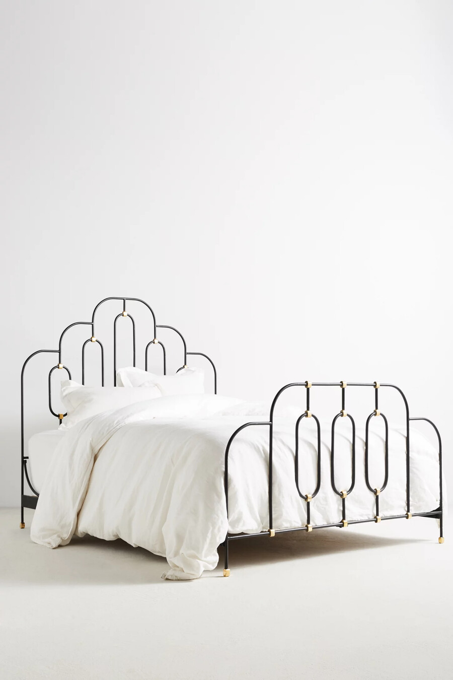 cama king size con decoración de hierro