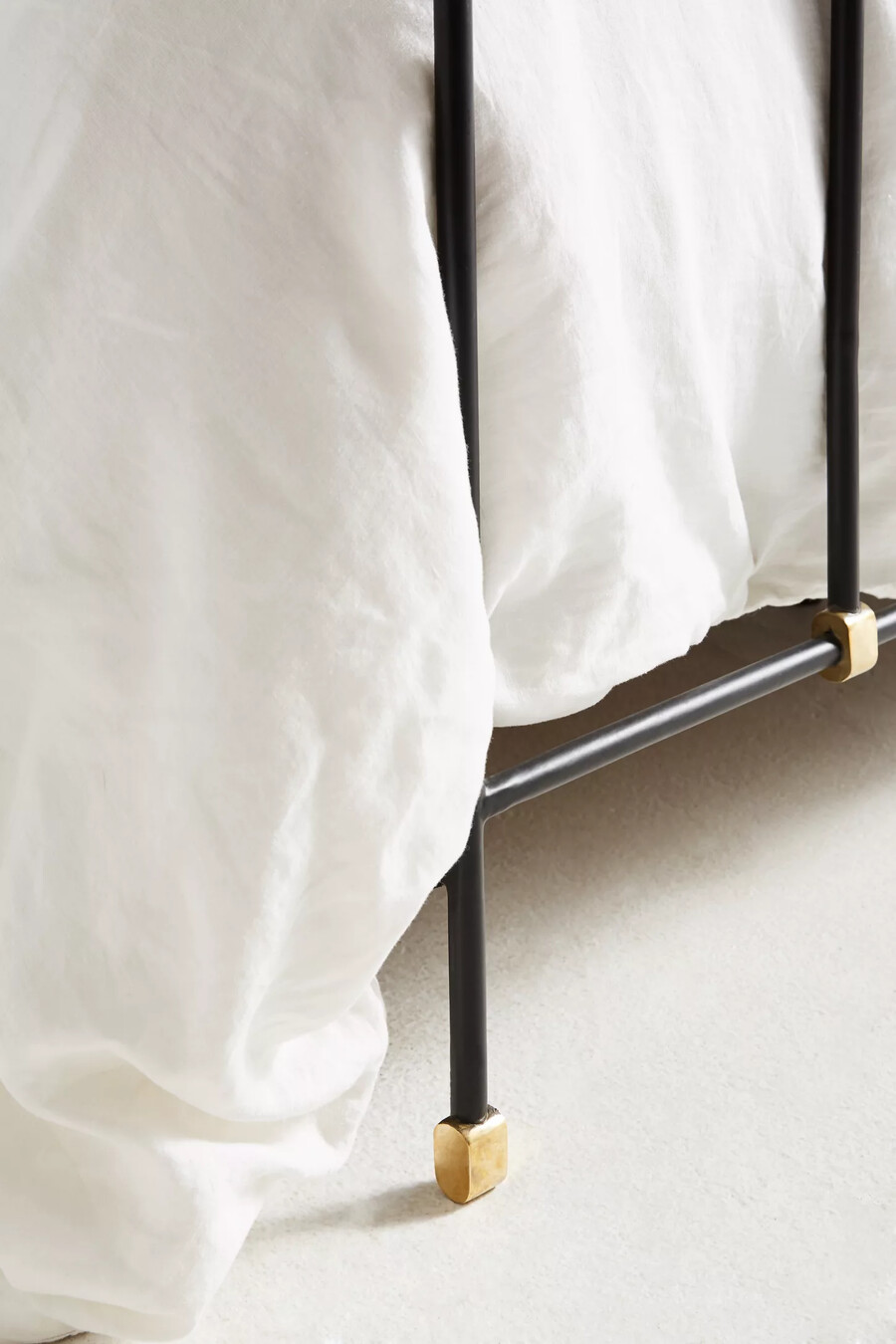 cama king size con decoración de hierro