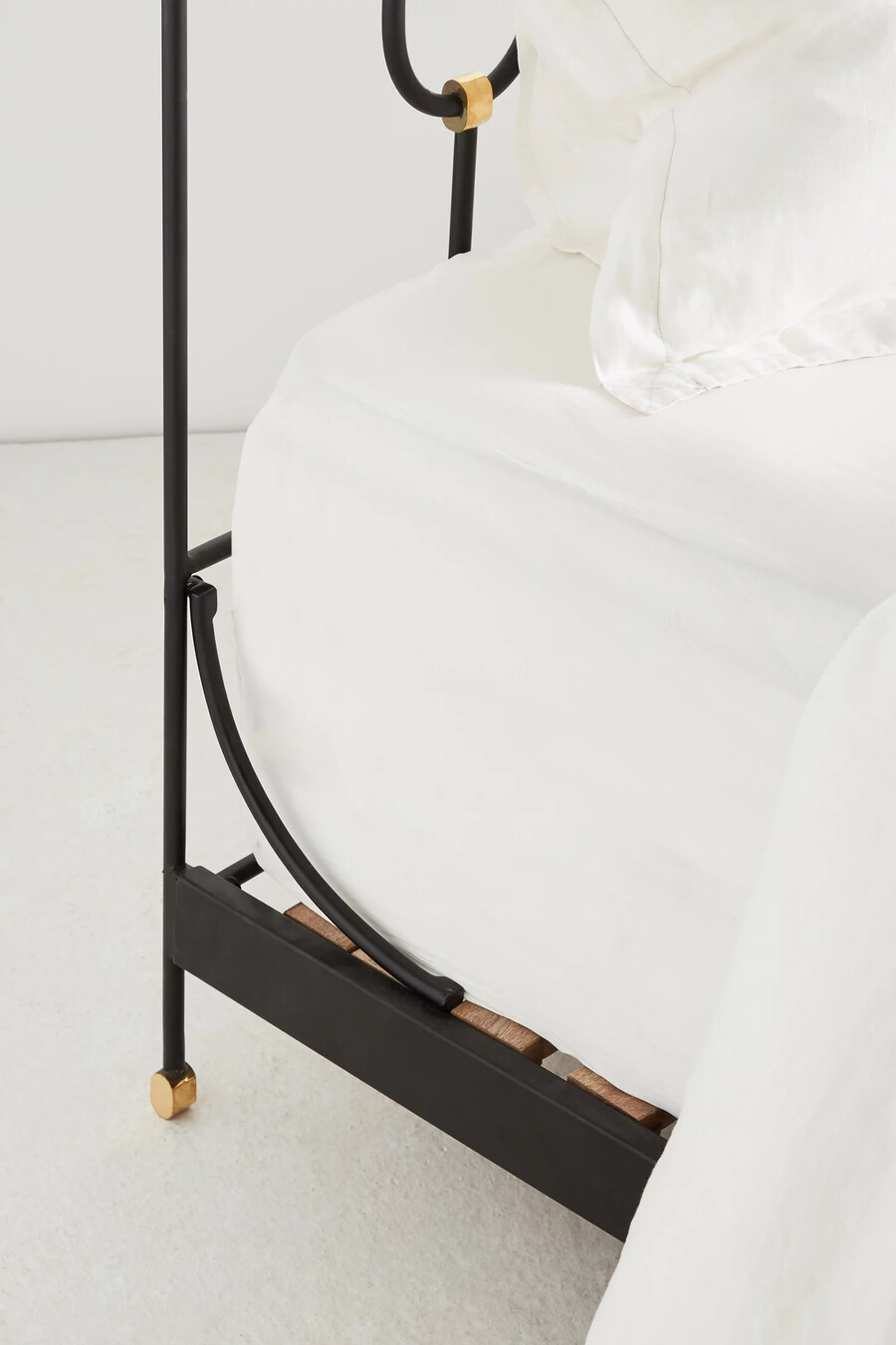 cama king size con decoración de hierro