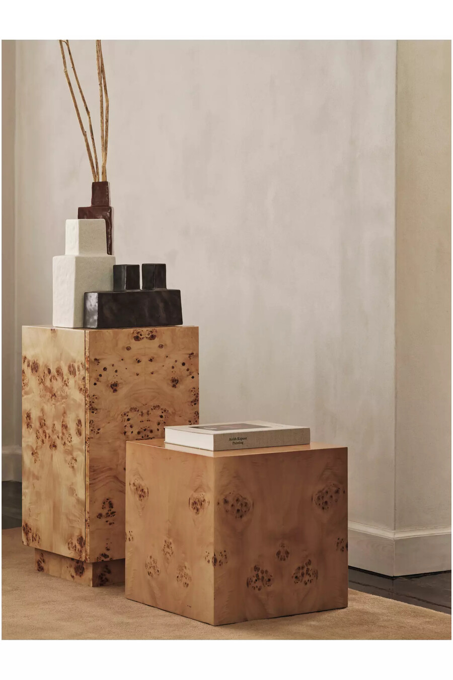 mesa auxiliar cúbica de madera de nogal de ferm living