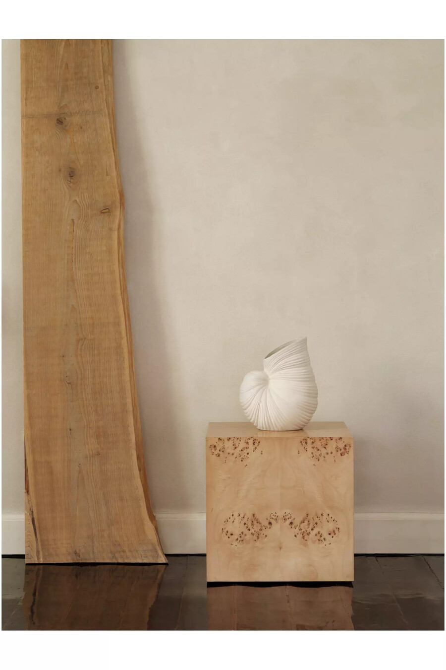 mesa auxiliar cúbica de madera de nogal de ferm living