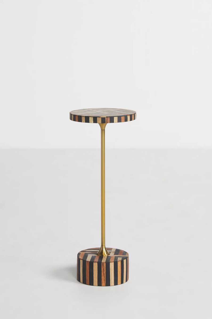mesa auxiliar con incrustaciones de madera óptica