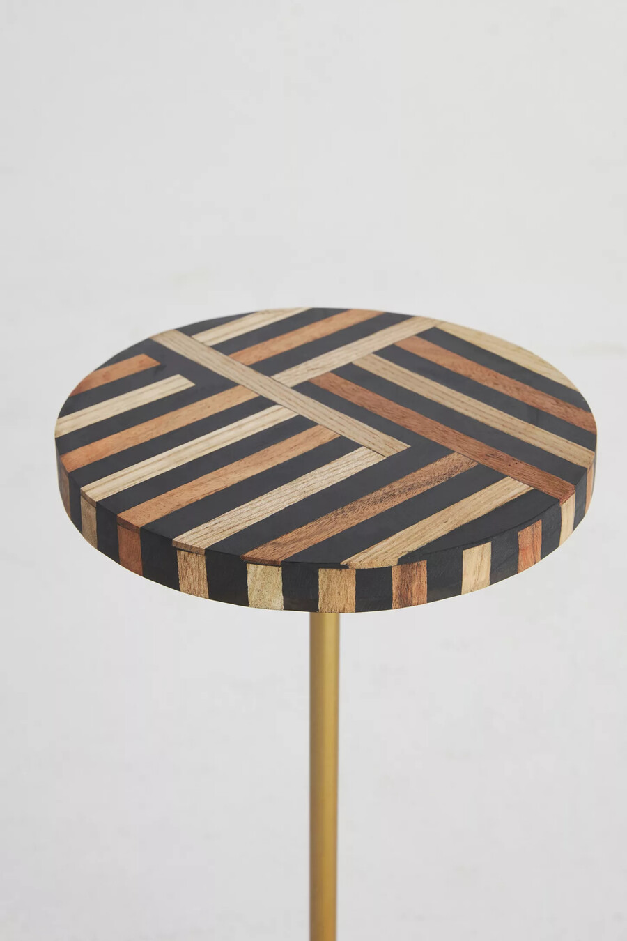 mesa auxiliar con incrustaciones de madera óptica