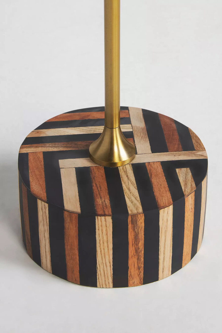 mesa auxiliar con incrustaciones de madera óptica