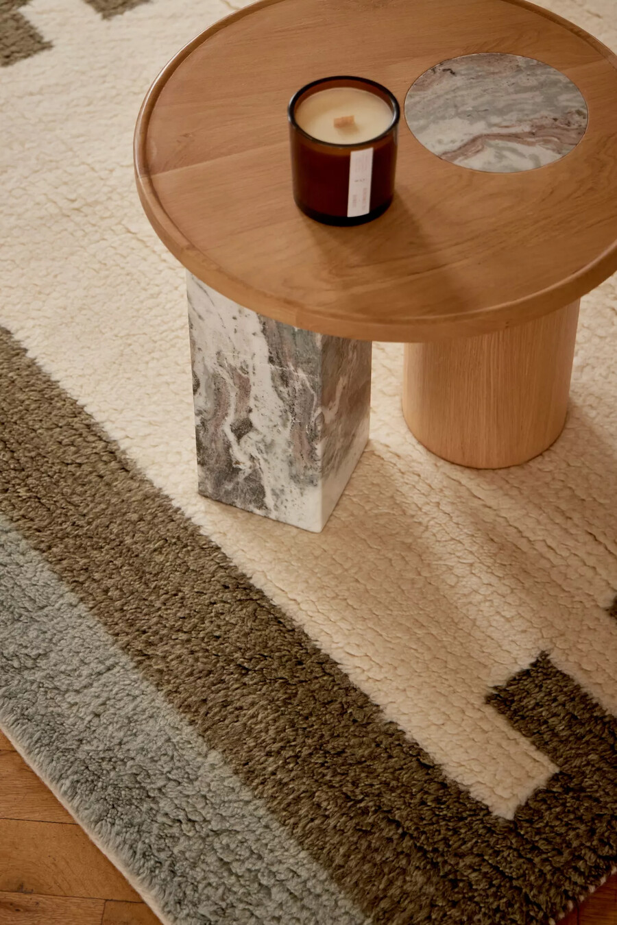 mesa auxiliar rhea de mármol y roble