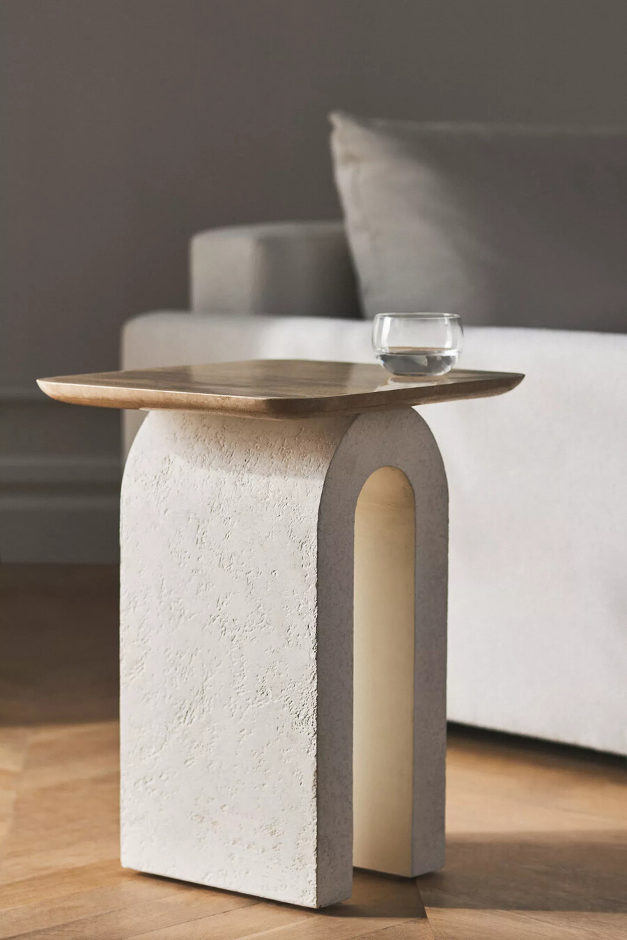 mesa auxiliar escultural aspen con tablero de mármol