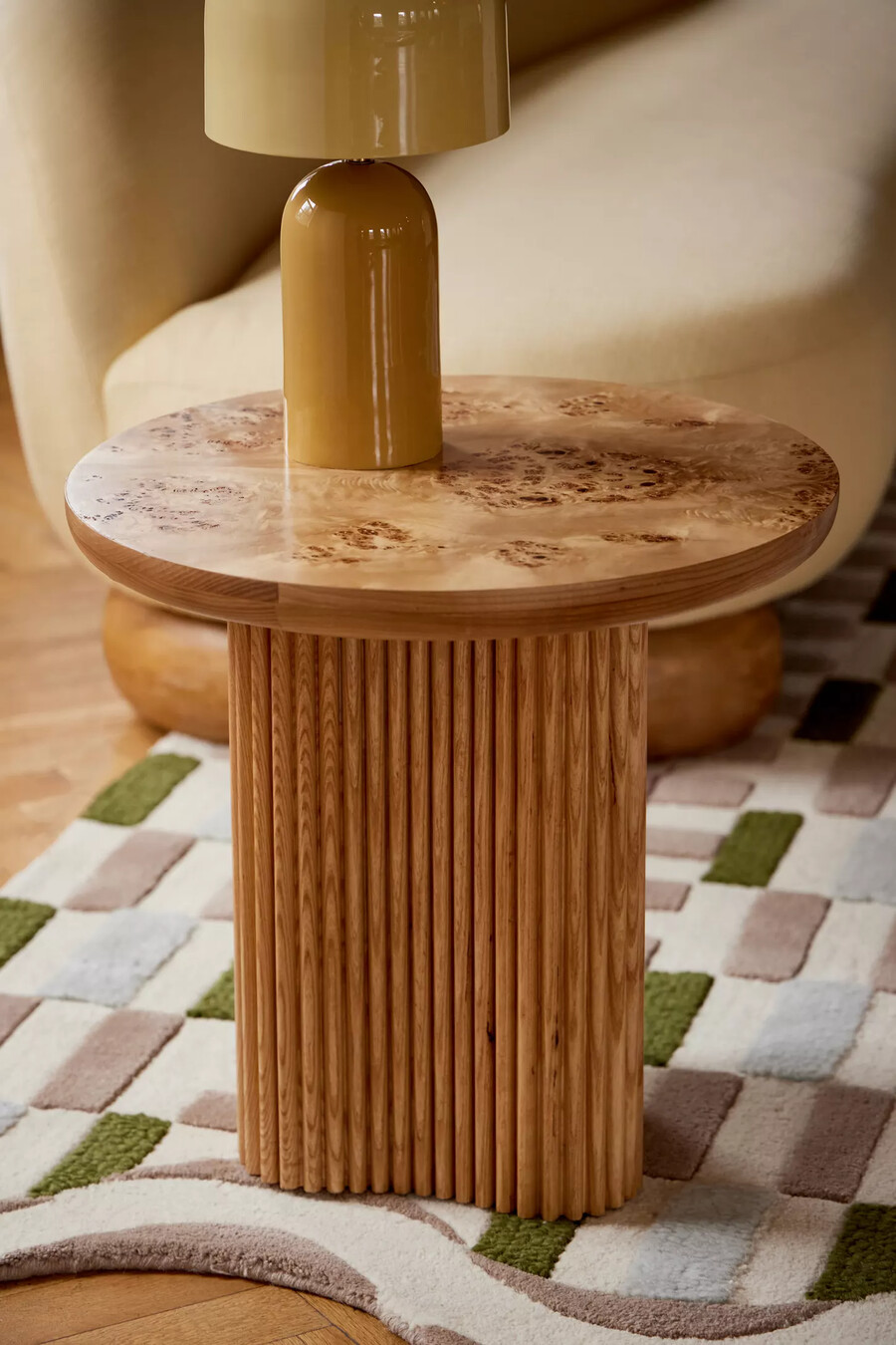 mesa auxiliar pequeña de madera de nudo scout