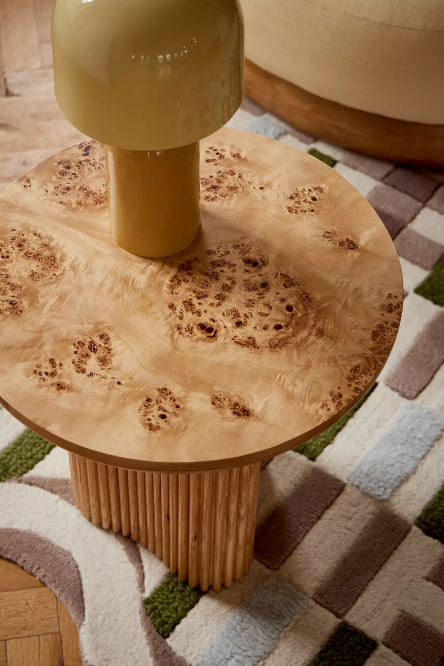 mesa auxiliar pequeña de madera de nudo scout