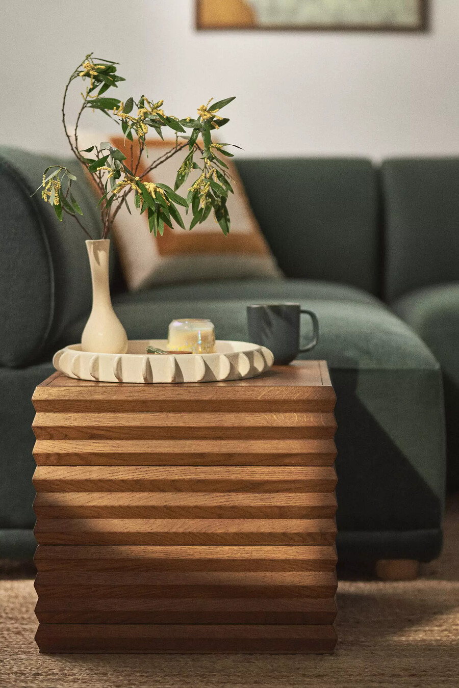 mesa auxiliar de roble tallado omari