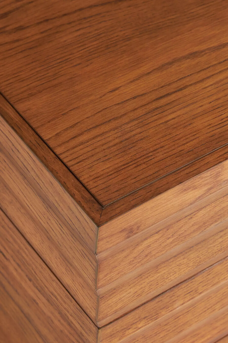 mesa auxiliar de roble tallado omari
