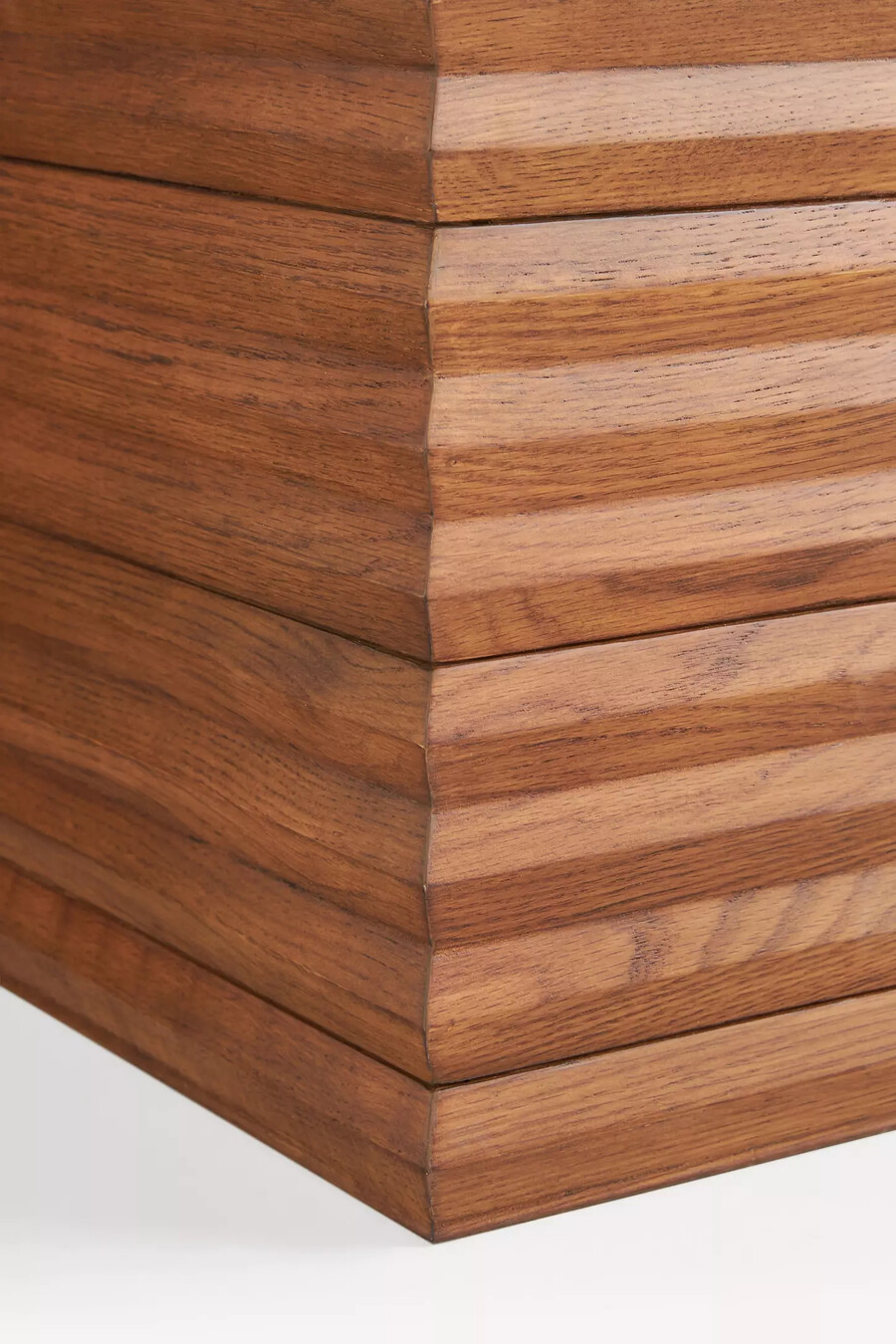 mesa auxiliar de roble tallado omari