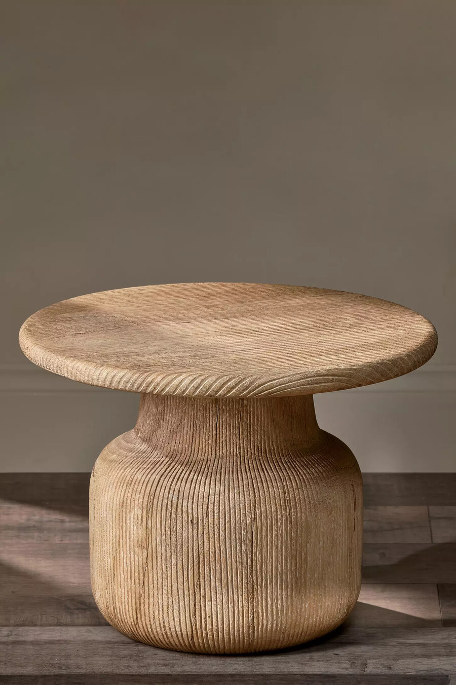 mesa auxiliar de madera ranurada vivan de nkuku
