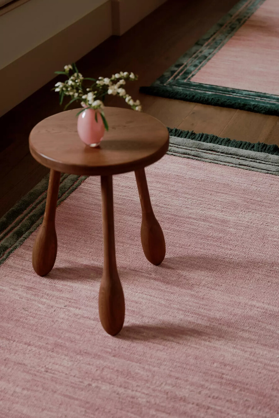 mesa auxiliar escultural de roble lala reinventada