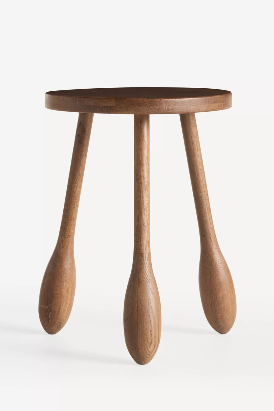 mesa auxiliar escultural de roble lala reinventada