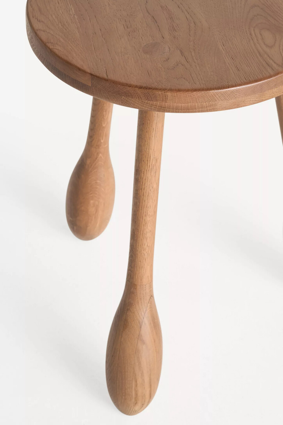 mesa auxiliar escultural de roble lala reinventada