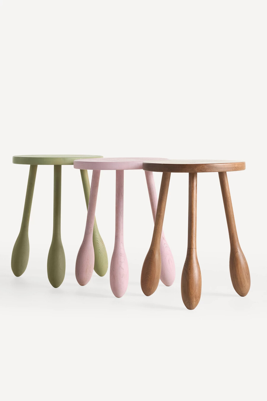 mesa auxiliar escultural de roble lala reinventada