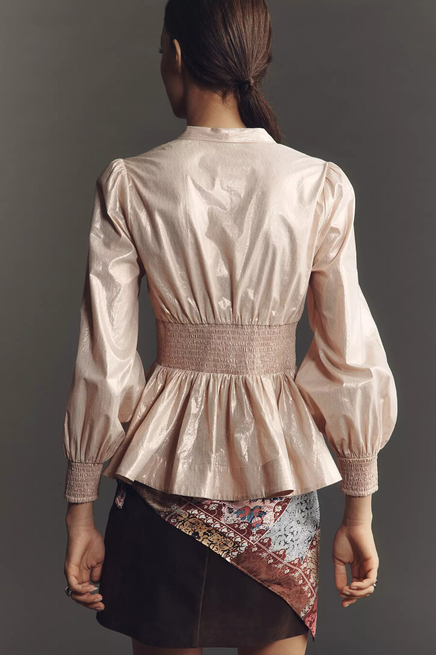 blusa tommie de manga larga con fruncido brillante y cremallera frontal