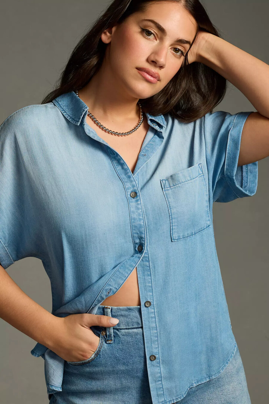 camisa abotonada fresca de tela y piedra