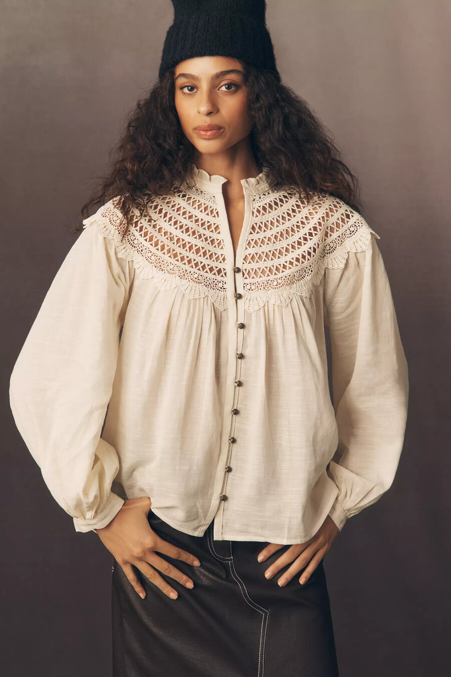 blusa campesina con canesú de encaje pilcro