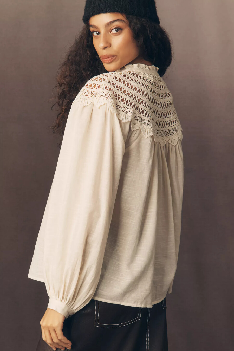 blusa campesina con canesú de encaje pilcro