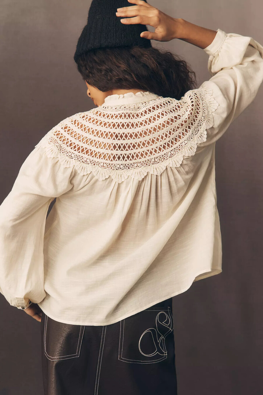 blusa campesina con canesú de encaje pilcro