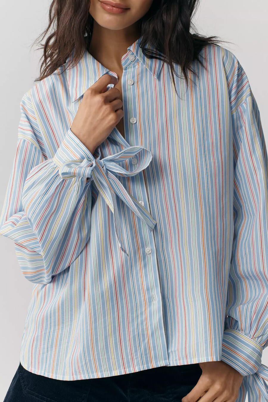 camisa con botones y puños con lazo de maeve