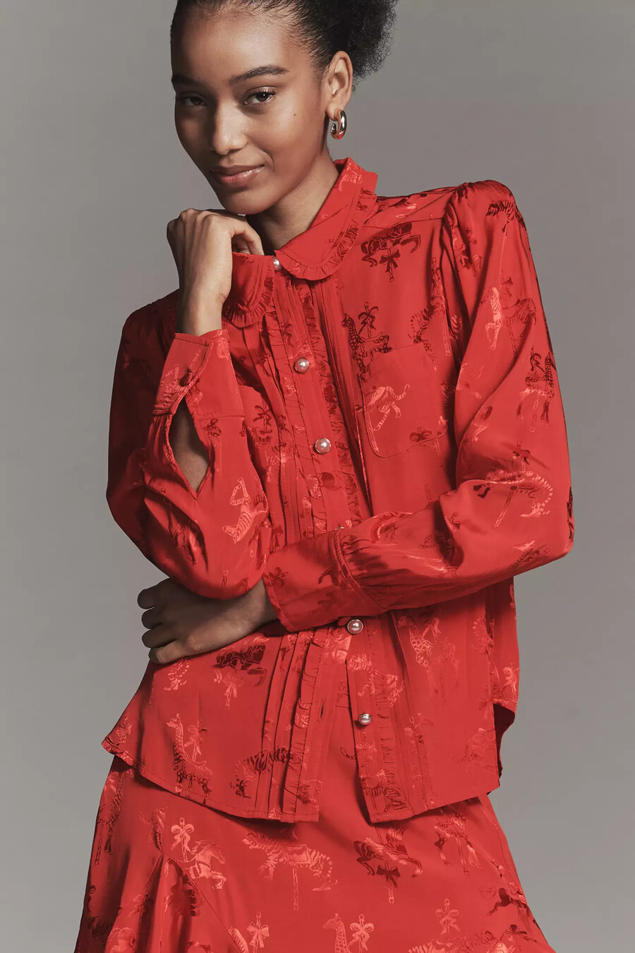 blusa sedosa de manga larga con botones y estampado maeve