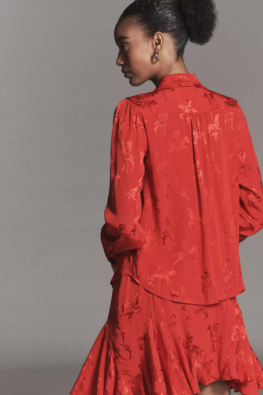 blusa sedosa de manga larga con botones y estampado maeve