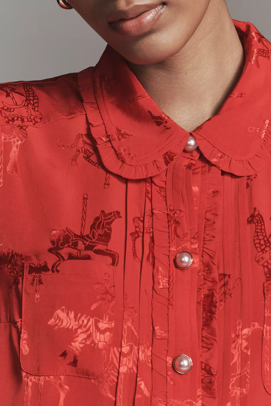 blusa sedosa de manga larga con botones y estampado maeve