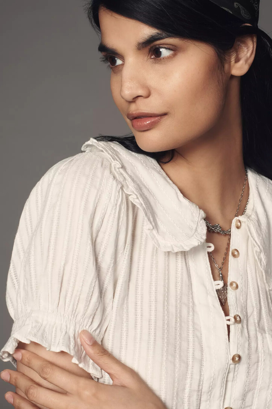 la blusa con cuello y botones delanteros keira de pilcro