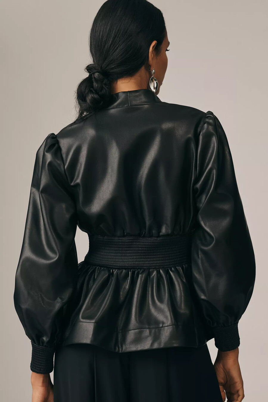 blusa tommie de manga larga de piel sintética con fruncido y cremallera frontal