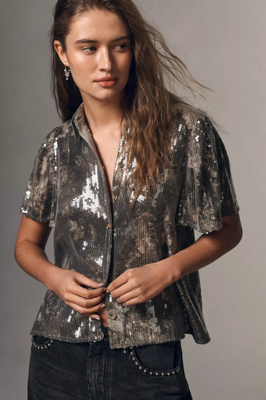 blusa de lentejuelas de manga corta con botones pilcro