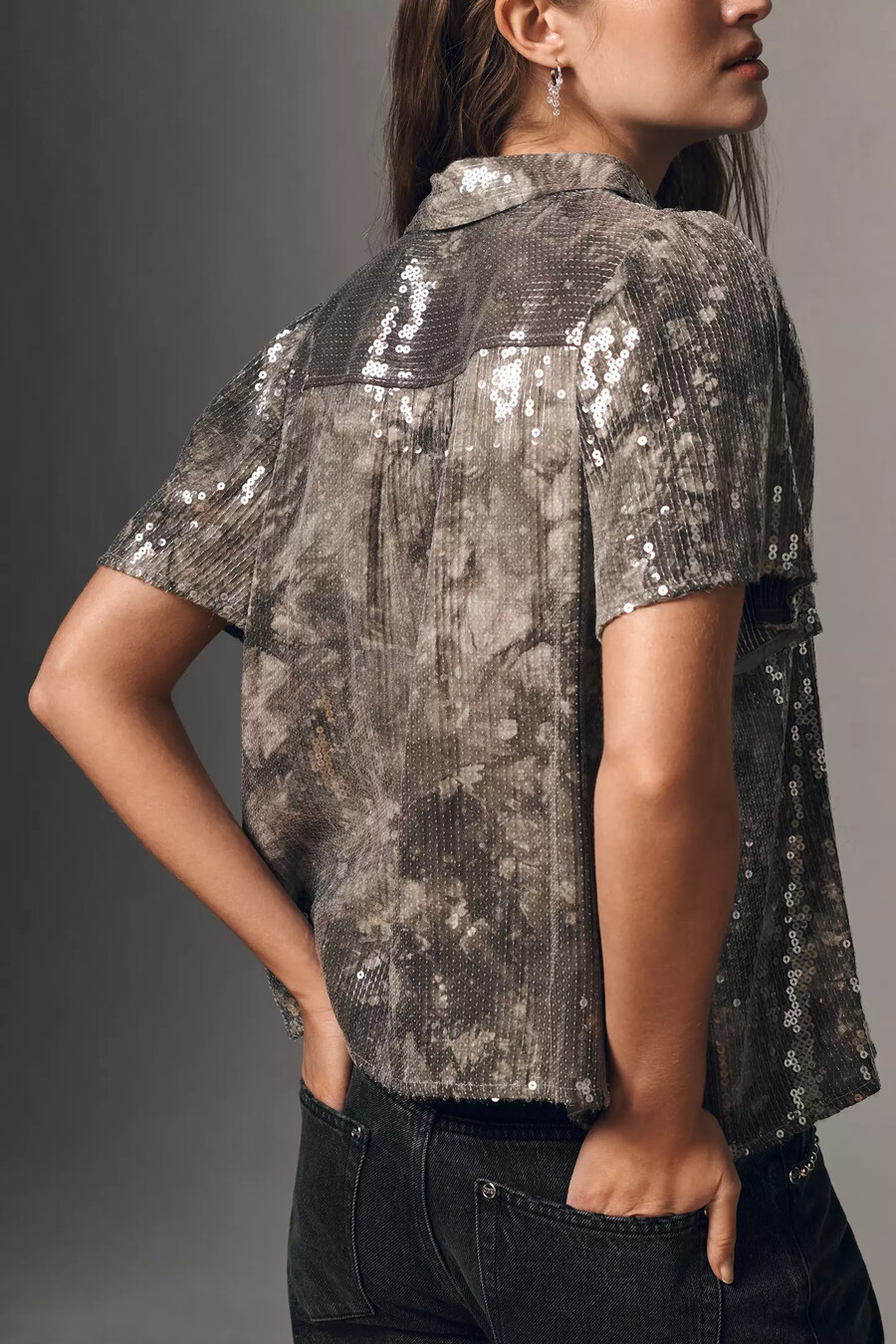 blusa de lentejuelas de manga corta con botones pilcro