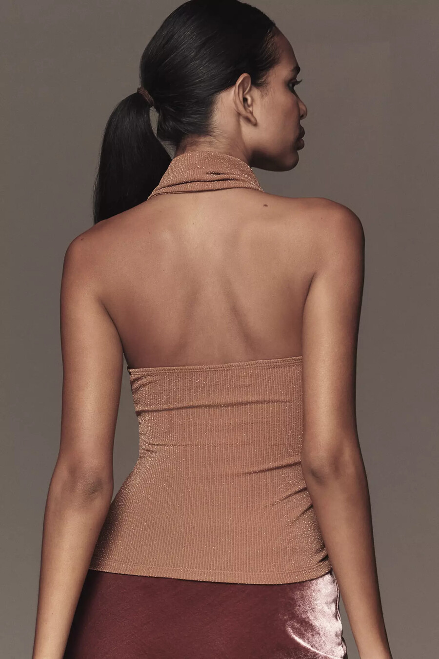 camiseta sin mangas con cuello halter y capucha pilcro