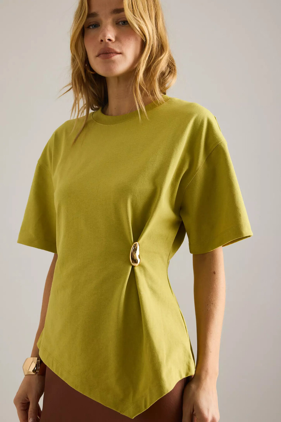 camiseta con herrajes entallados de anthropologie