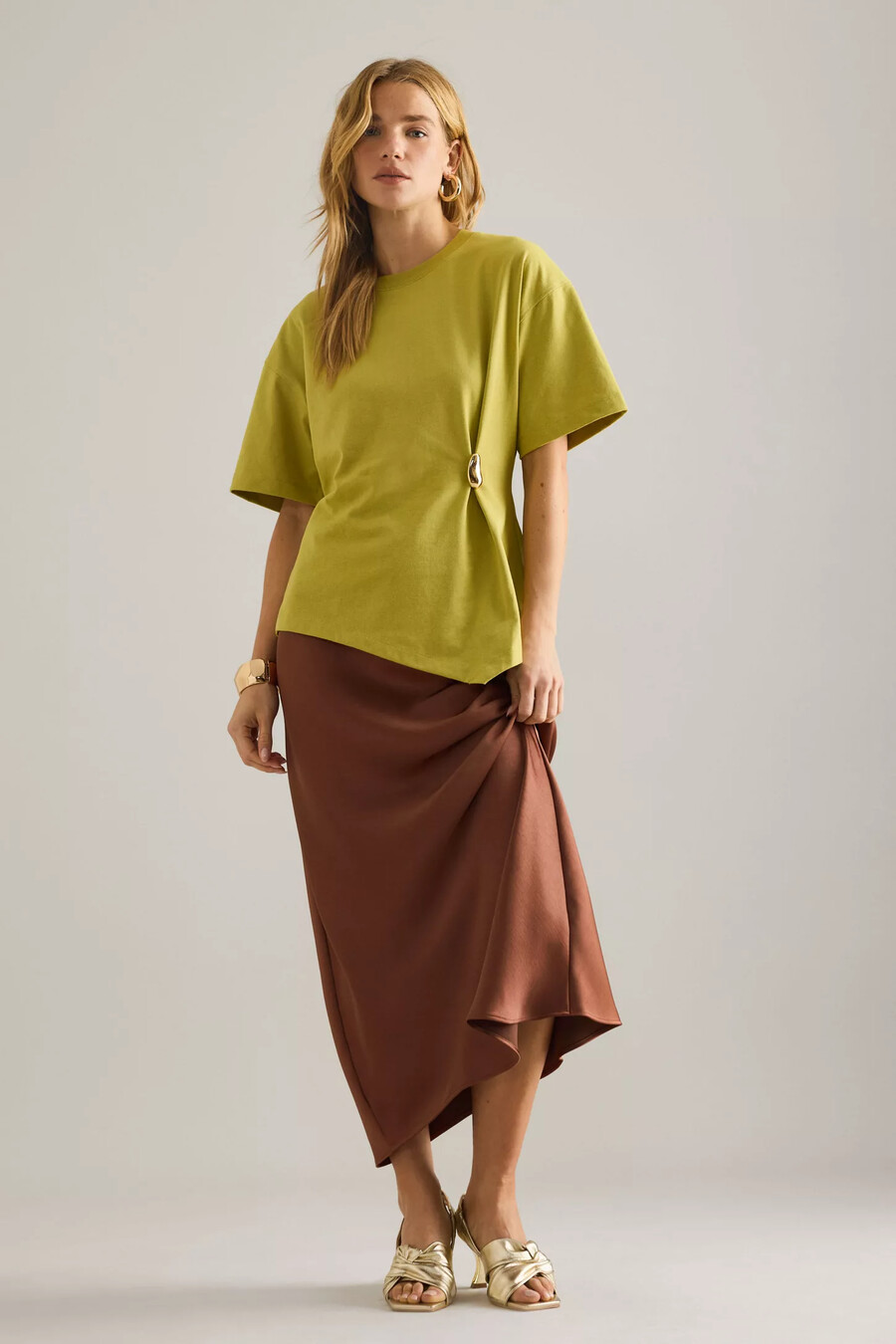 camiseta con herrajes entallados de anthropologie