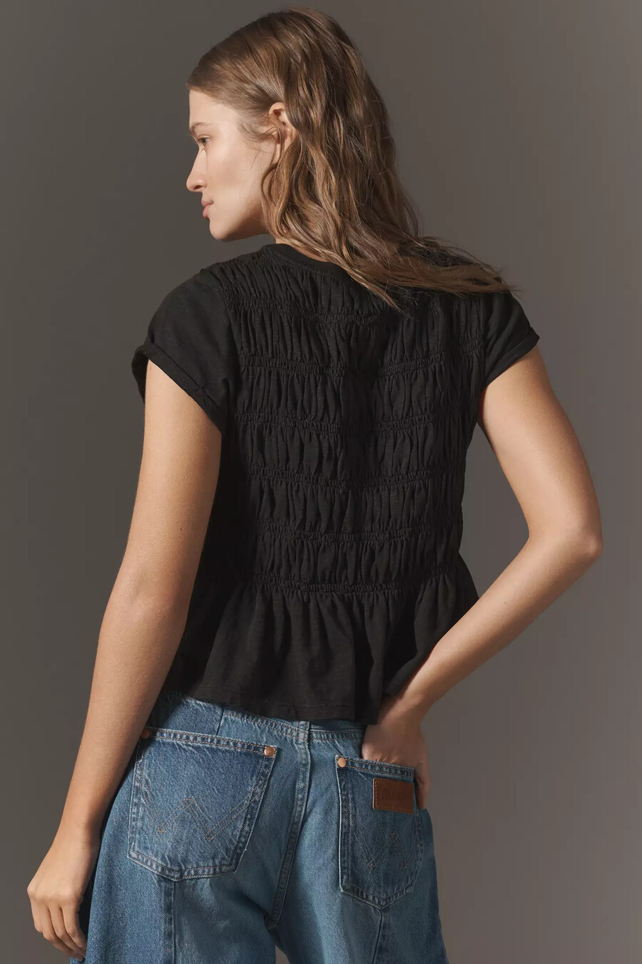 camiseta de cuello redondo y manga corta fruncida con teñido en prenda pilcro
