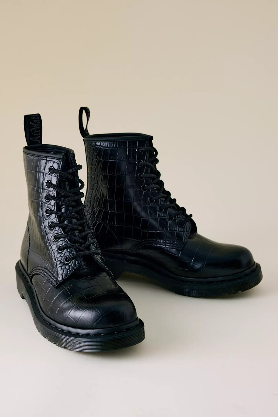 botas dr. martens 1460 con relieve de cocodrilo