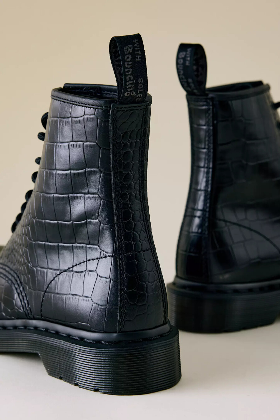 botas dr. martens 1460 con relieve de cocodrilo