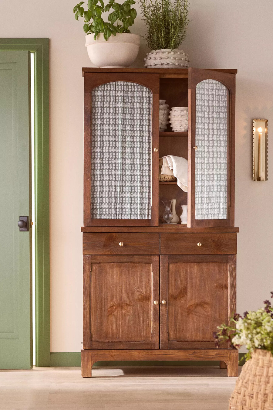 gabinete de madera con cortina whitney