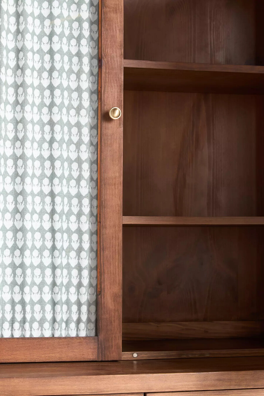 gabinete de madera con cortina whitney