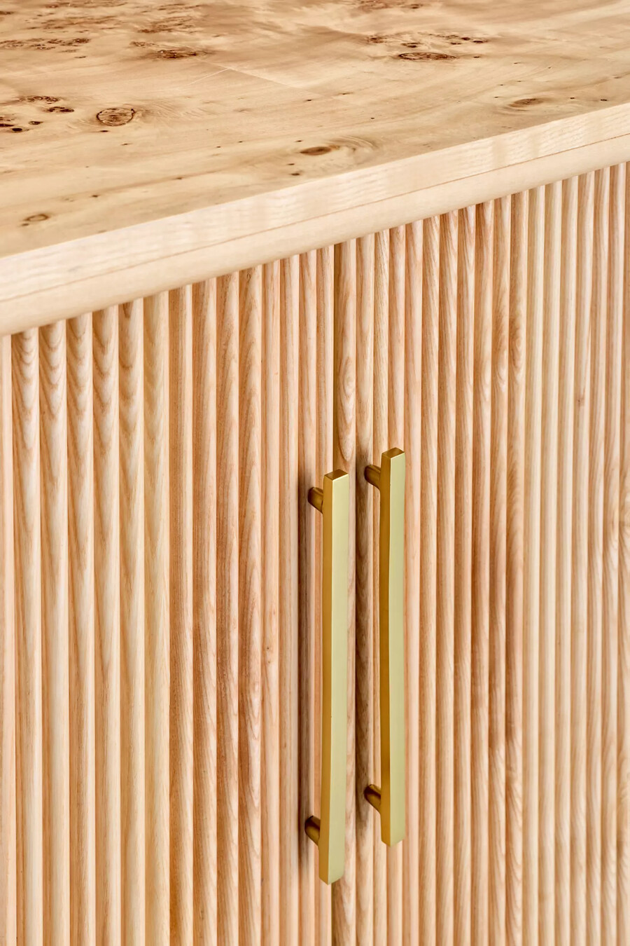 mueble bar alto estriado de madera de nudo scout
