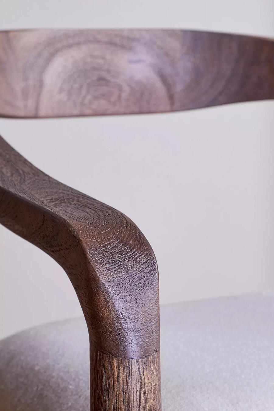 silla de mostrador tapizada de acacia nkuku anbu