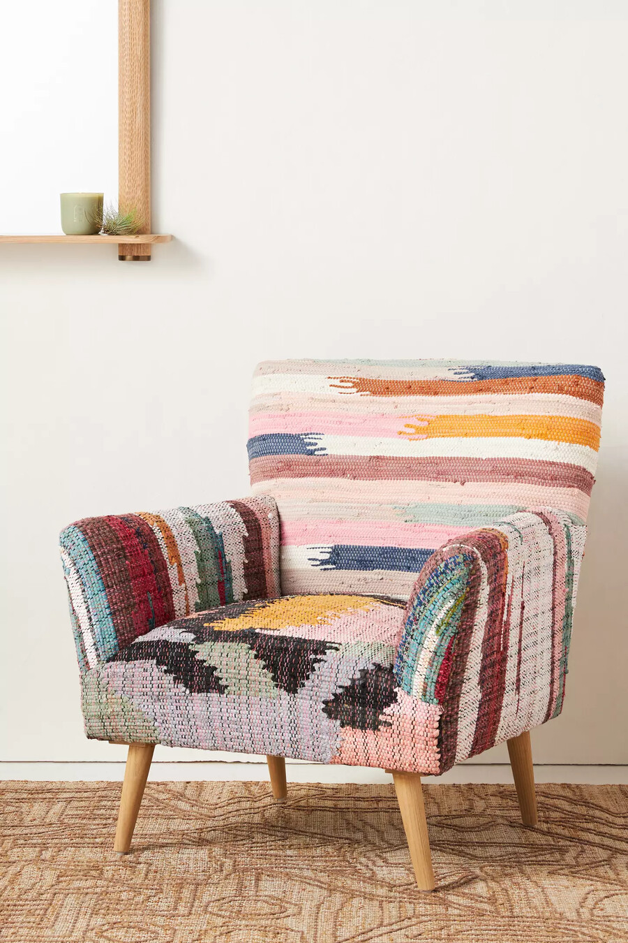 sillón con alfombra de trapo tejida marija