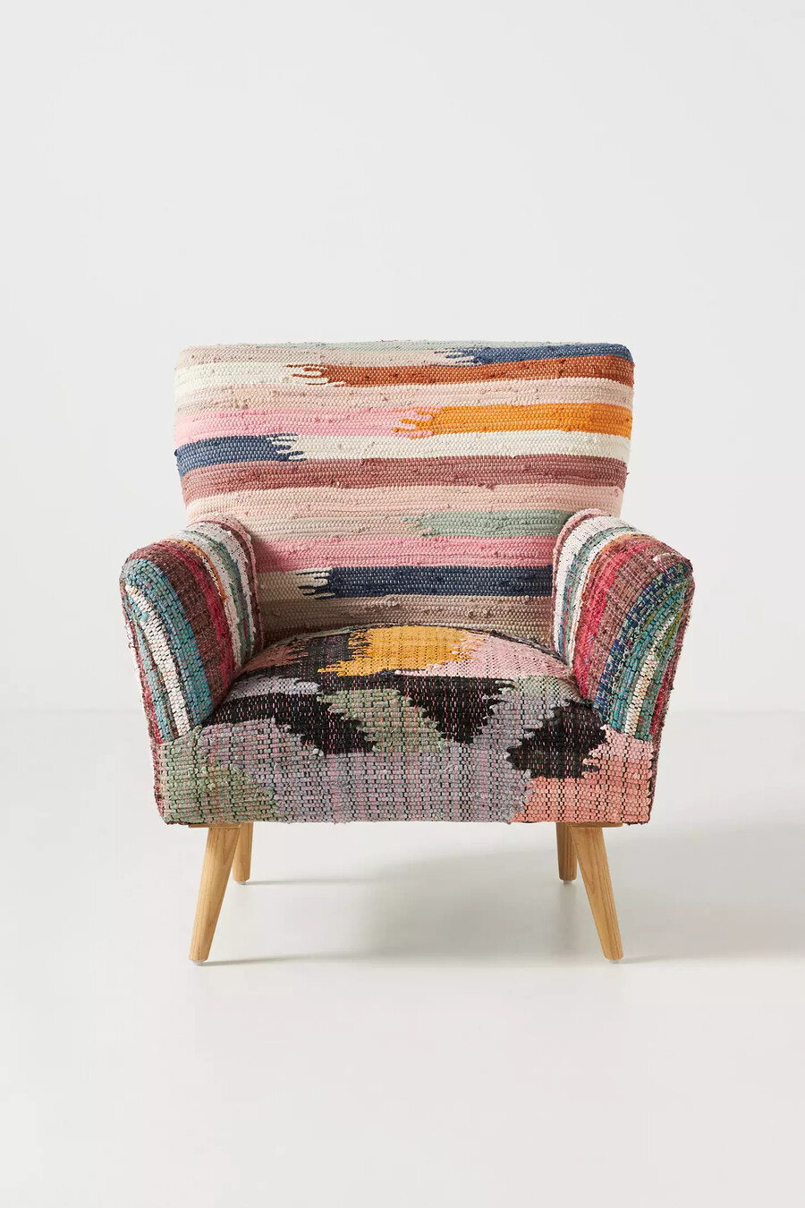 sillón con alfombra de trapo tejida marija