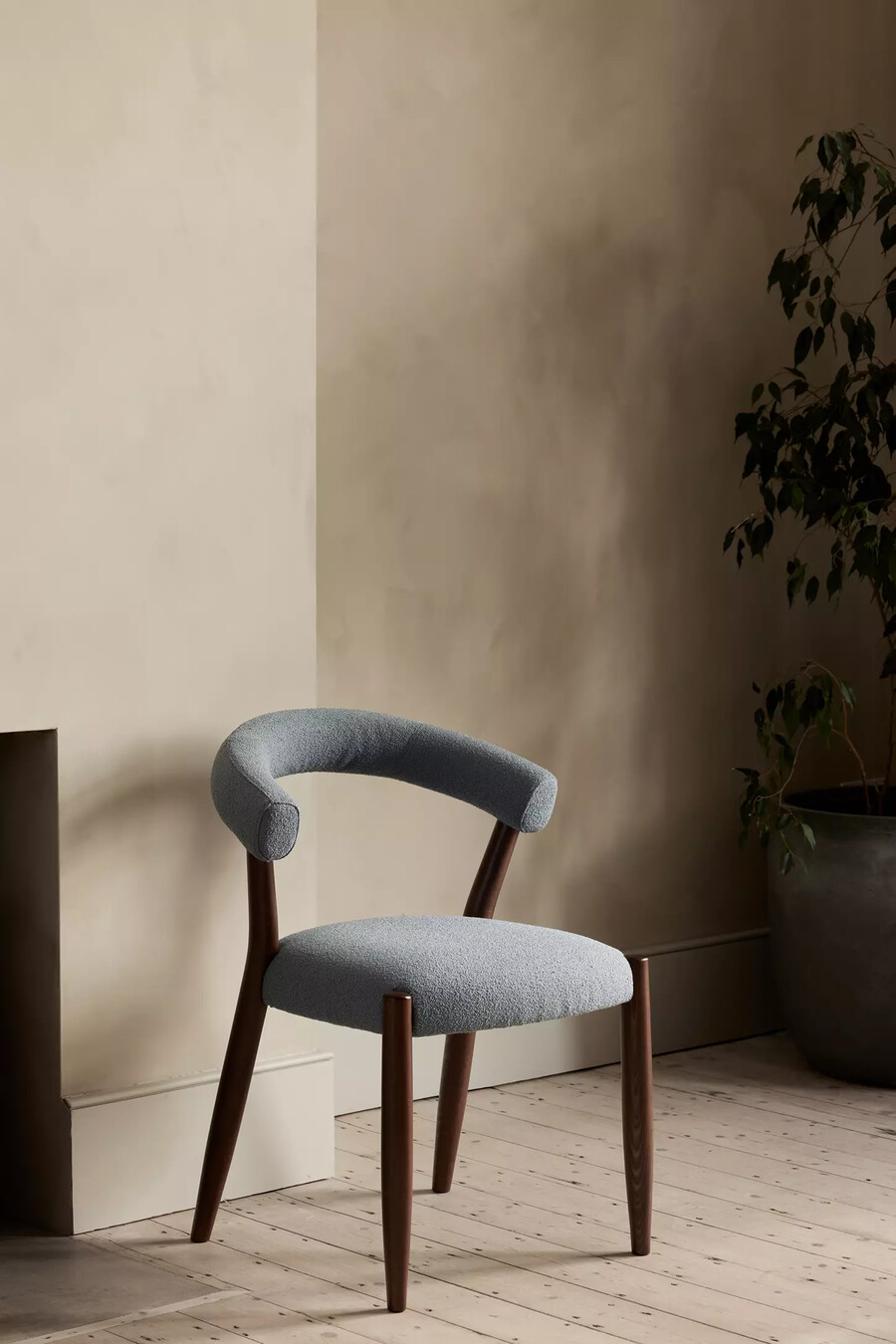 silla de comedor elsa aquaclean de madera de haya con tapizado bouclé
