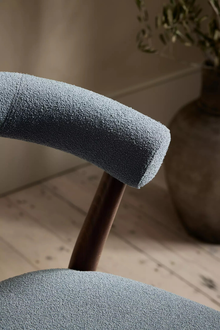 silla de comedor elsa aquaclean de madera de haya con tapizado bouclé